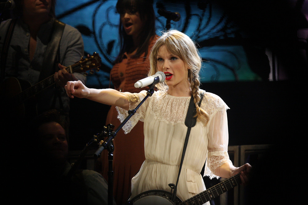 taylor swift singing at a live performance